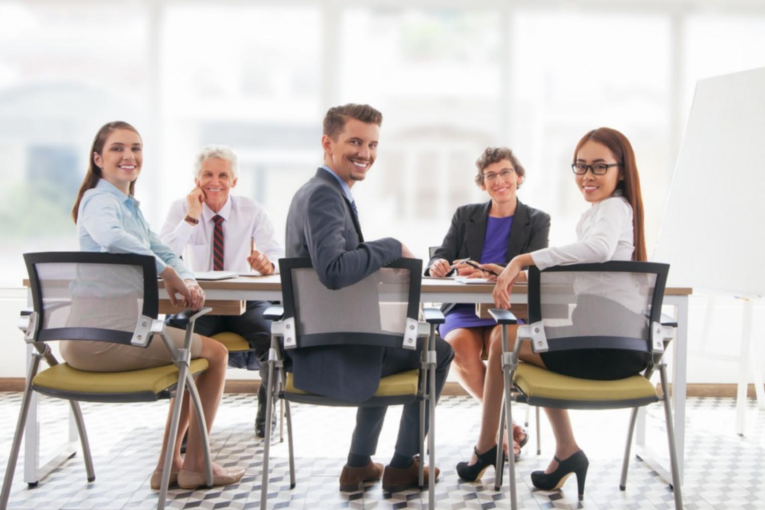Discusión grupal durante el taller de interpretación de datos financieros