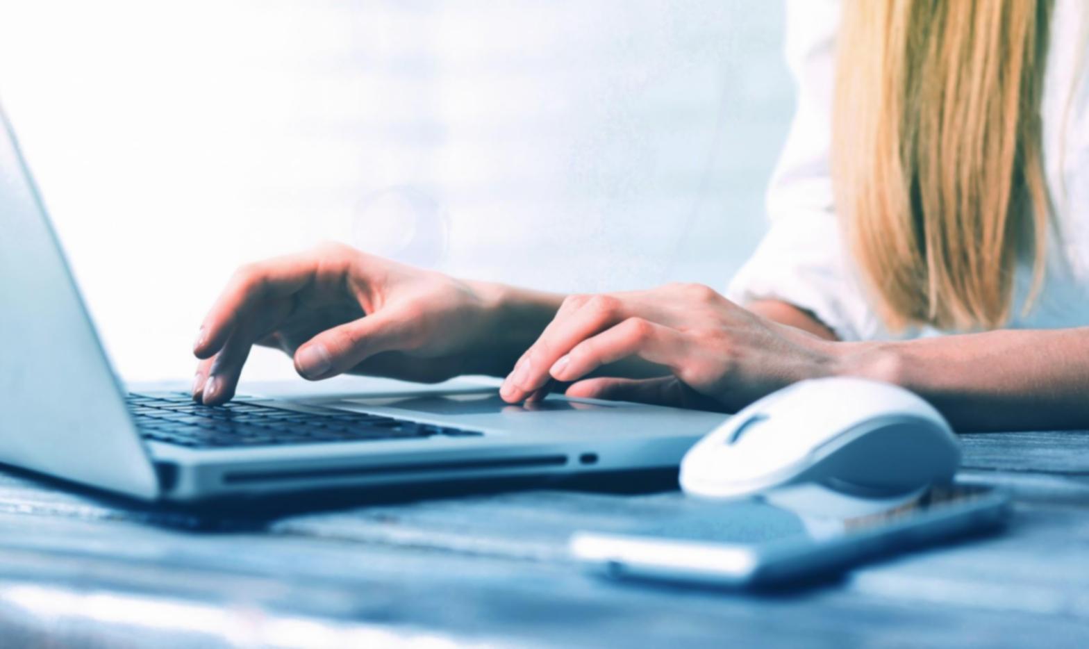 Análisis de datos financieros mostrando gráficos, tablas y trabajo en hojas de cálculo
